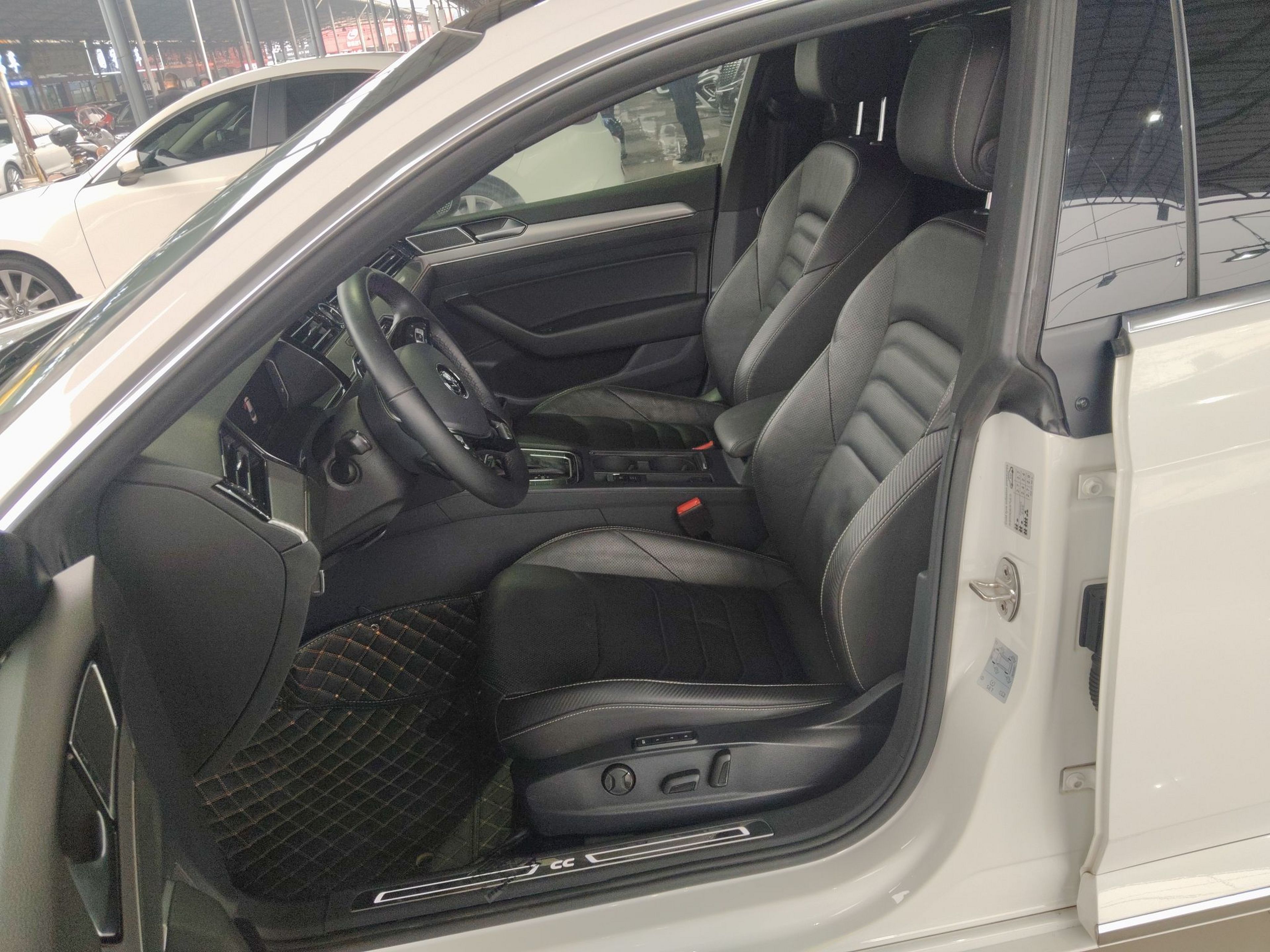 Переднее сиденье в автомобиле