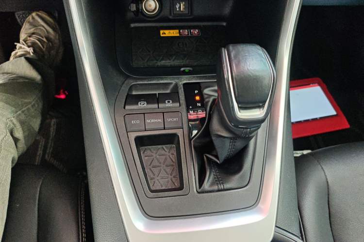 Used Toyota RAV4 2023 2.0L CVT Two-Wheel Drive 20th Anniversary Platinum Edition
