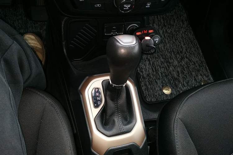 Used  Renegade 2018 Connected Large Screen Version 180T Automatic High-Energy Edition
