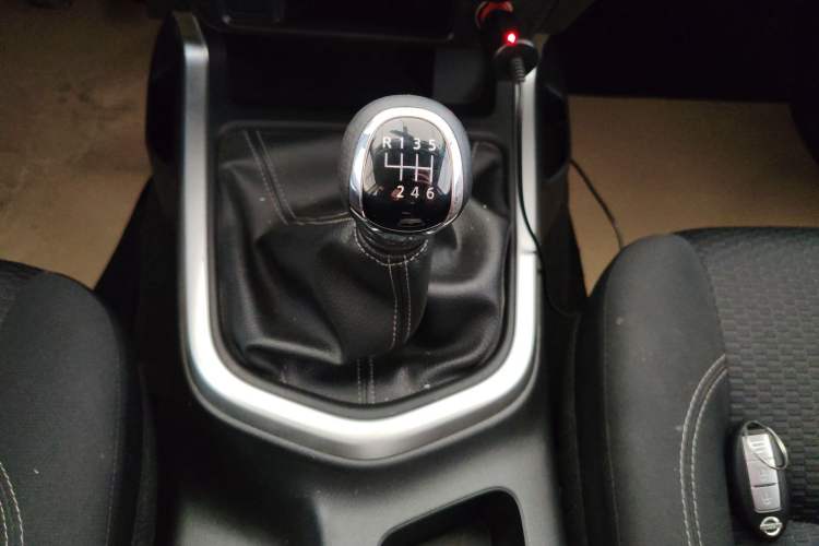 Used Nissan Navara 2019 2.5L Manual Two-Wheel Drive Comfort Version China VI QR25