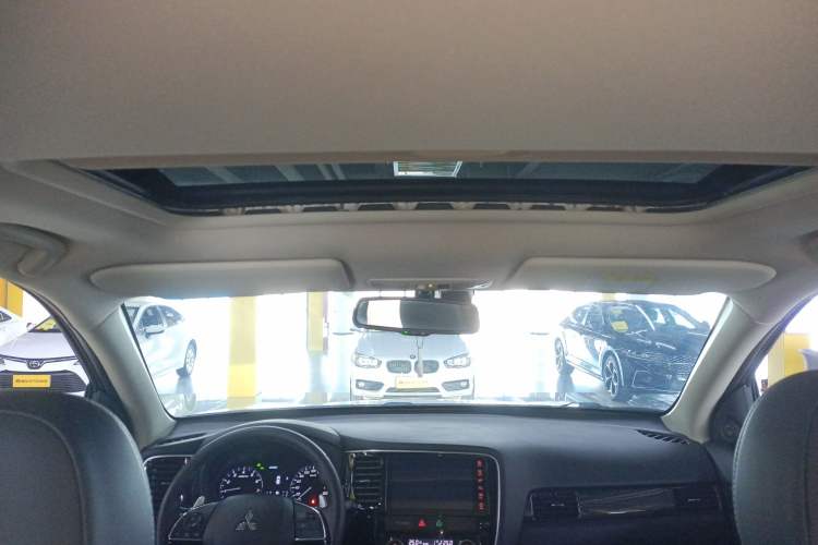 Used Mitsubishi Outlander 2019 2.4L 4x4 Zhi Xiang Edition 5 Seats China VI Standard
