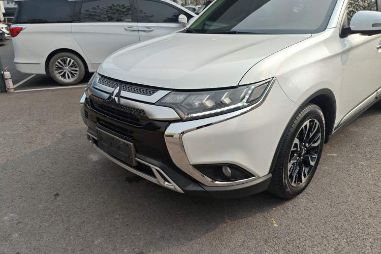 Used Mitsubishi Outlander 2019 2.4L 4x4 Zhi Xiang Edition 7 Seats China V Emission Standard
