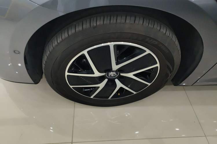 Used BYD Qin L 2025 DM-i Smart Drive 120KM Leading Model
