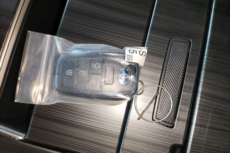 Used Toyota Sienna 2023 2.5L Hybrid Deluxe Edition