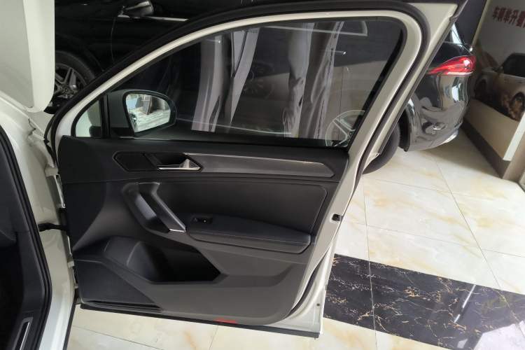 Used Volkswagen Tiguan L 2021 330TSI Automatic Two-Wheel Drive R-Line Enhanced Edition
