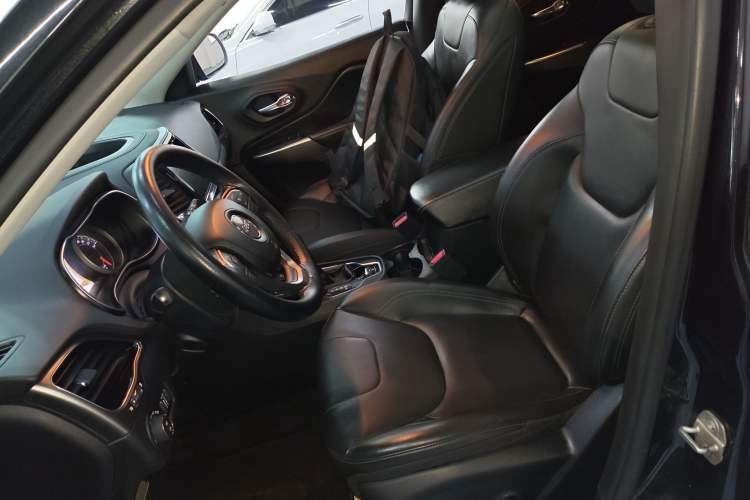 Used  Cherokee 2019 2.0T Two-Wheel Drive Smart Enjoyment Version China V
