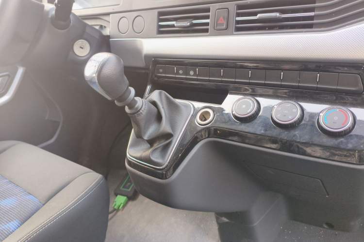 Used  Yufeng 2023 V9+ 2.0T Manual Front-Drive Multi-Function Mid-Roof High-Roof 7/8/9-Seater