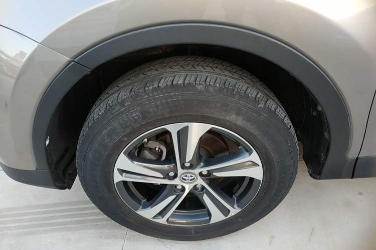 Used Toyota RAV4 2015 2.0L CVT Two-Wheel Drive Fashion Edition
