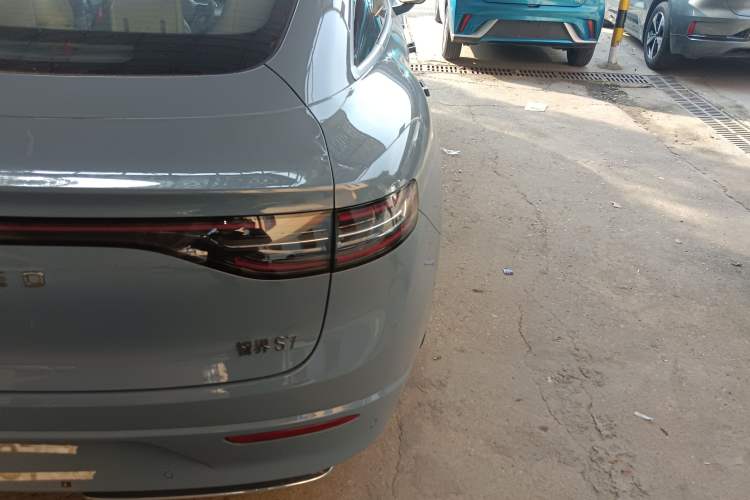 Used Hima Luxeed S7 2025 705 km Pro
