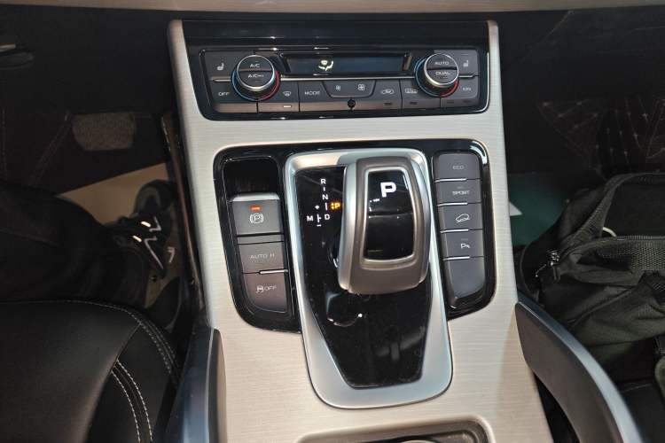 Used Geely Auto Emgrand X7 Sport 2020 1.8TD DCT Two-Wheel Drive Smart Connect 4G-Enabled Version
