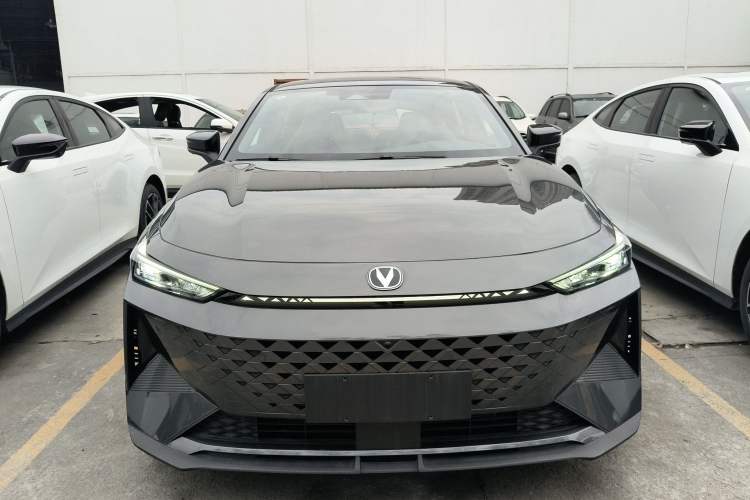 Used Changan UNI-V iDD 2024 Blue Whale Smart Electric iDD 136km ZhiKu Model
