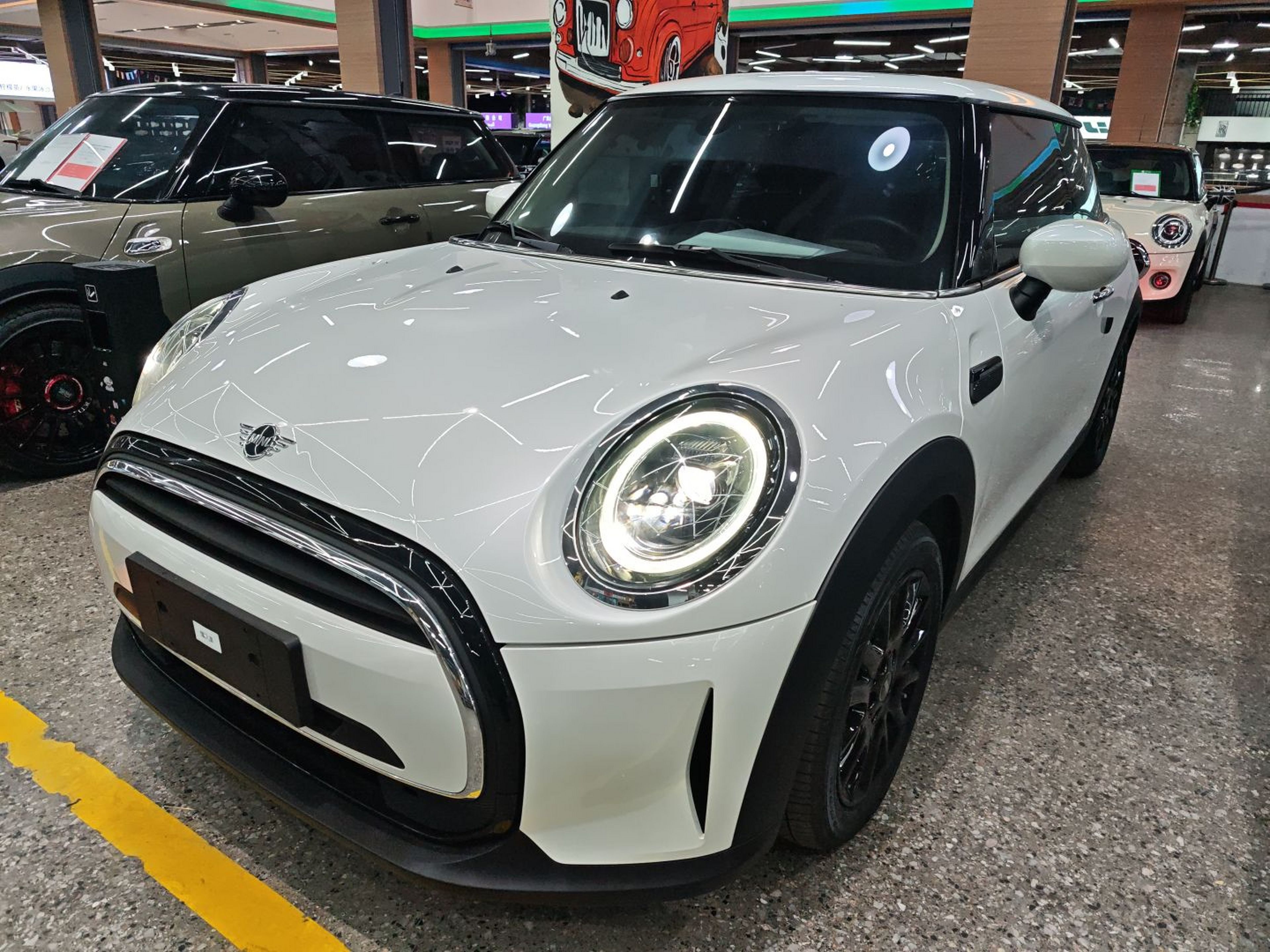 تحت مقدمة السيارة