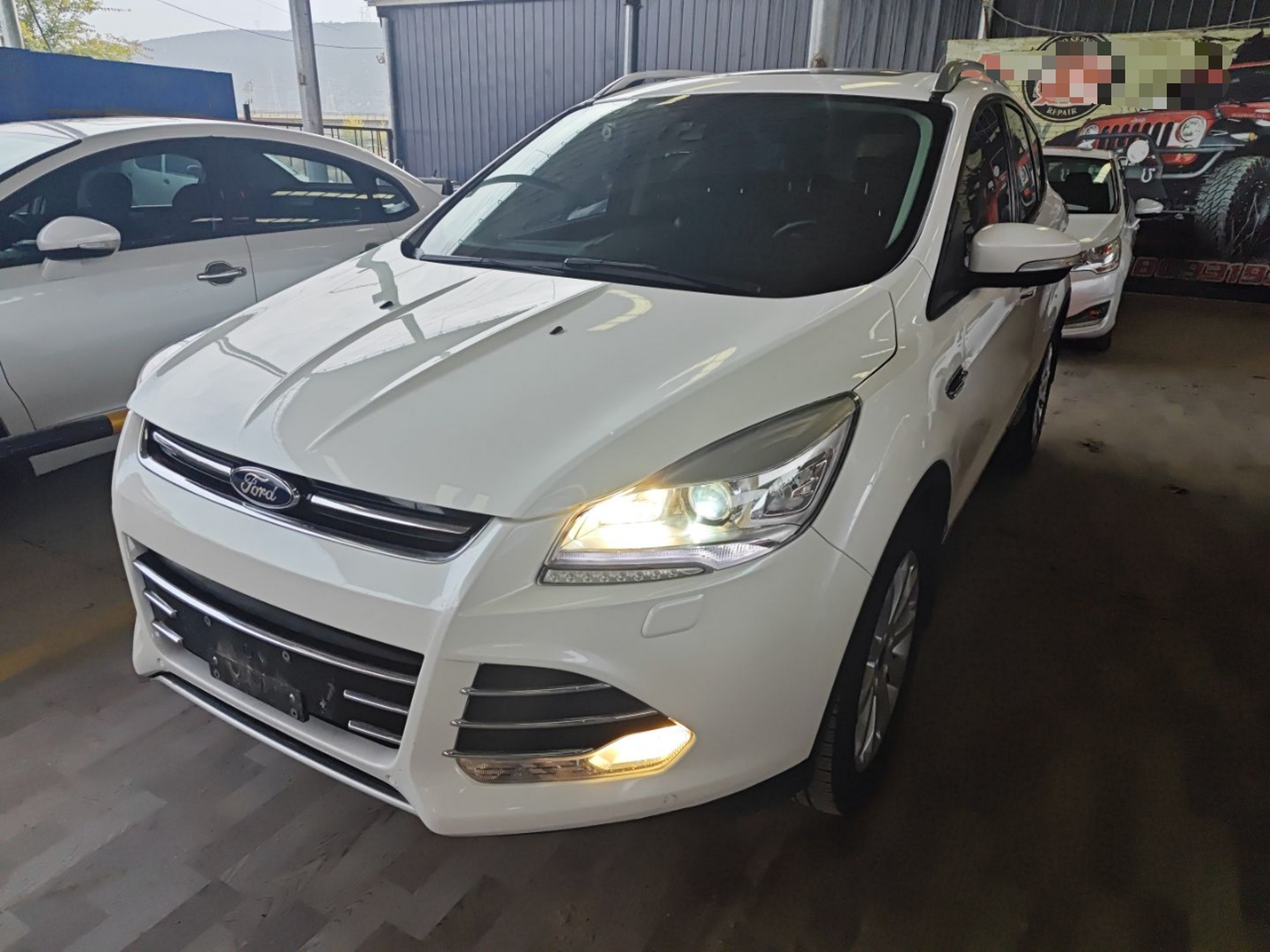 تحت مقدمة السيارة