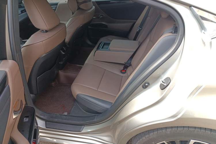 Used Lexus ES 2022 300h Deluxe Edition
