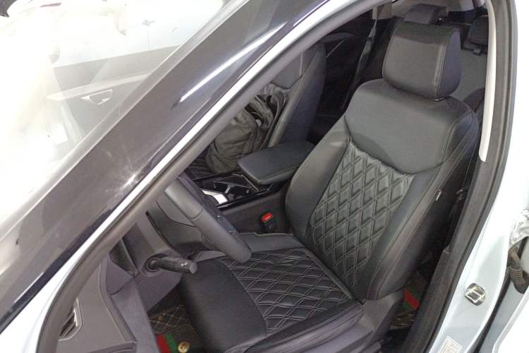 Used Wuling Asta 2022 2.0L DHT Electric-Speed Version
