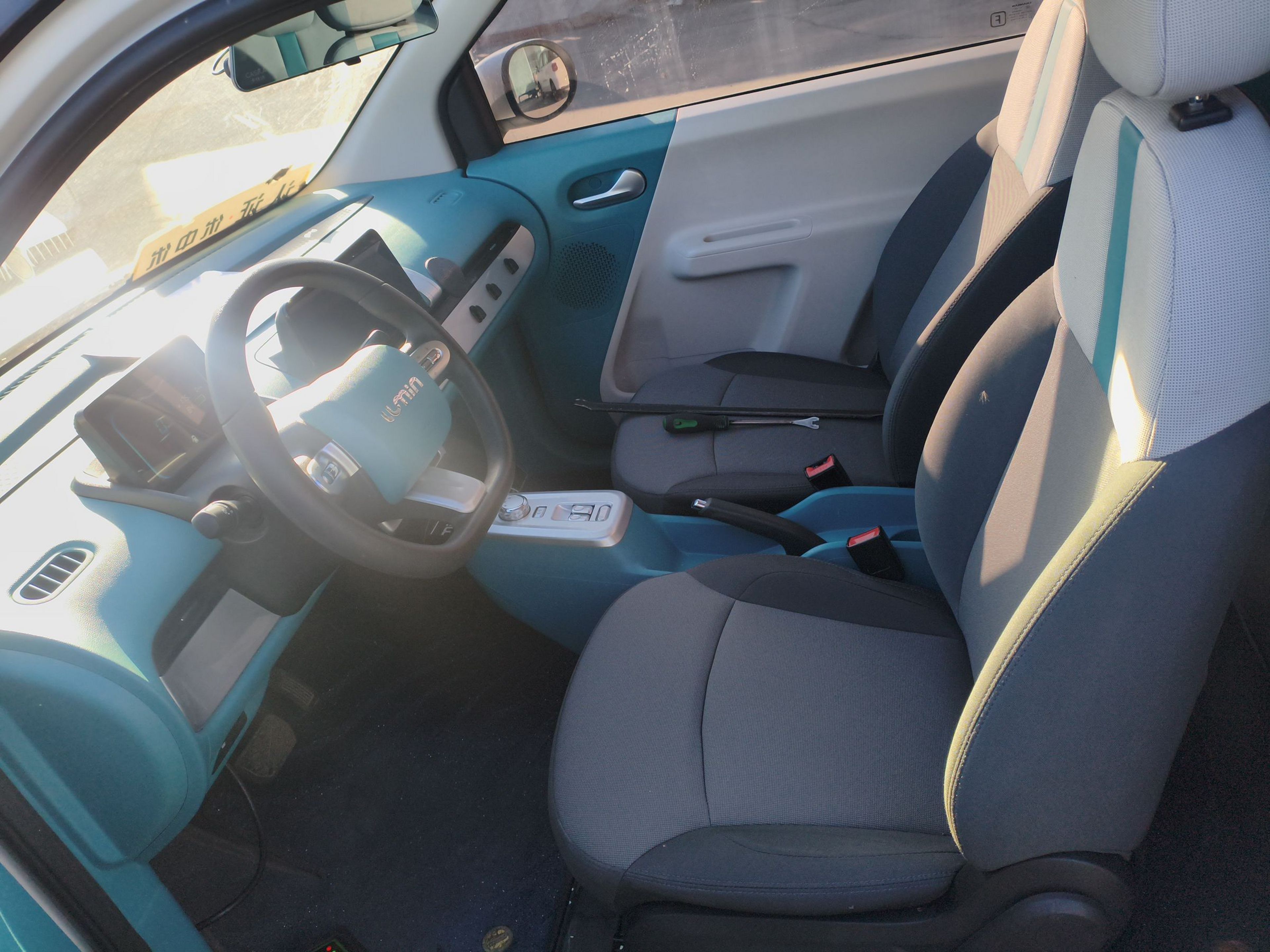 المقاعد الأمامية داخل السيارة