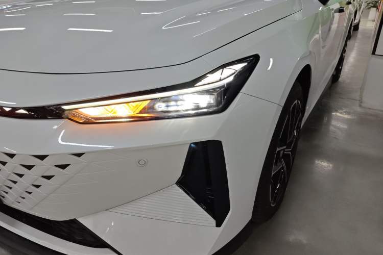 Used Changan UNI-V iDD 2024 Blue Whale Smart Electric iDD 136km ZhiKu Model
