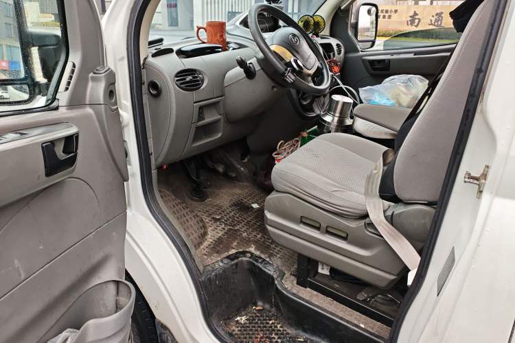 Used SAIC MAXUS Xintu V80 2017 2.5T 5-Speed Manual Aoyuntong National V Short Wheelbase Mid-Roof 5/6/10-Seater