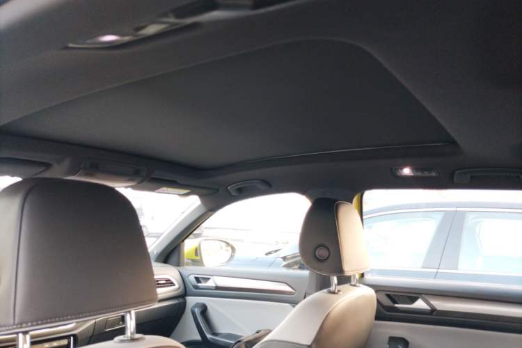 Used Volkswagen T-ROC 2023 300TSI DSG Two-Wheel Drive Starlight Edition