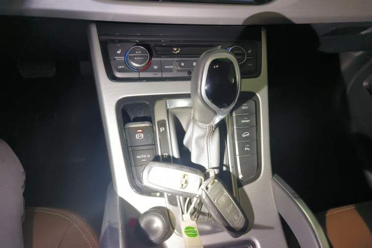 Used Geely Auto Emgrand X7 Sport 2016 1.8TD Automatic ZhiZun Version
