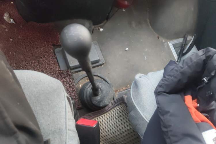 Used Iveco Daily 2021 2.5T A40 M1 Passenger Van 5-9 Seats Long Wheelbase Mid-Roof Design Dual Tires Manual Doors
