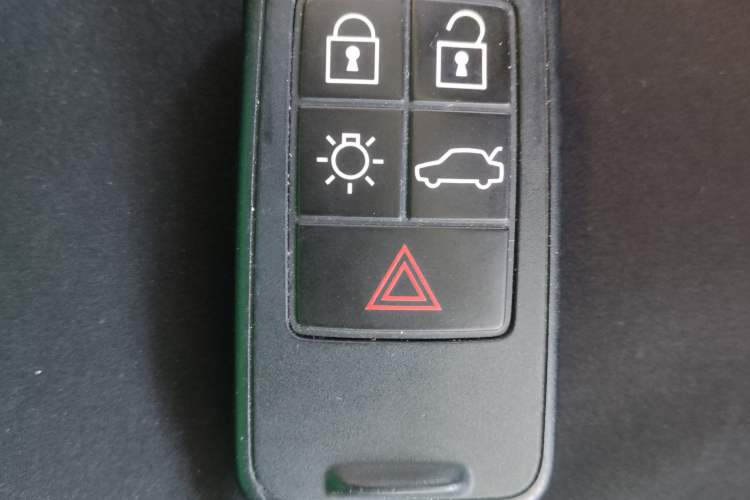 Used Volvo V40 2016 T4 Smart Luxury Edition
