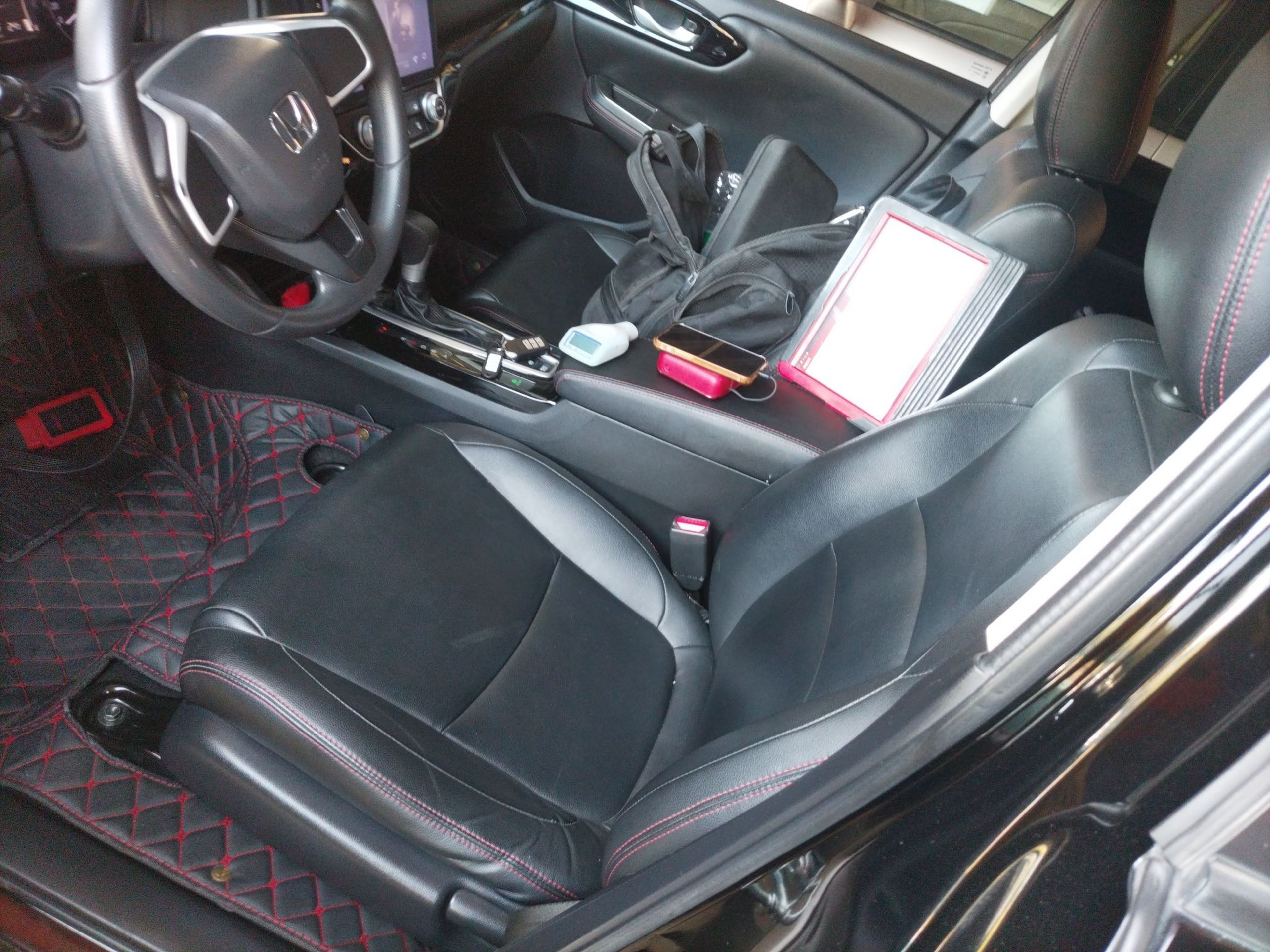 المقاعد الأمامية داخل السيارة