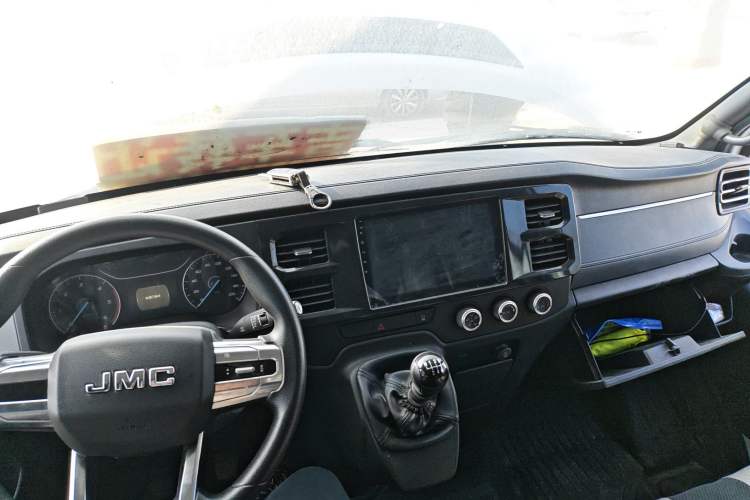 Used JMC Fushun 2022 2.0T Manual Van Short Wheelbase Mid-Height Roof 3-Seater
