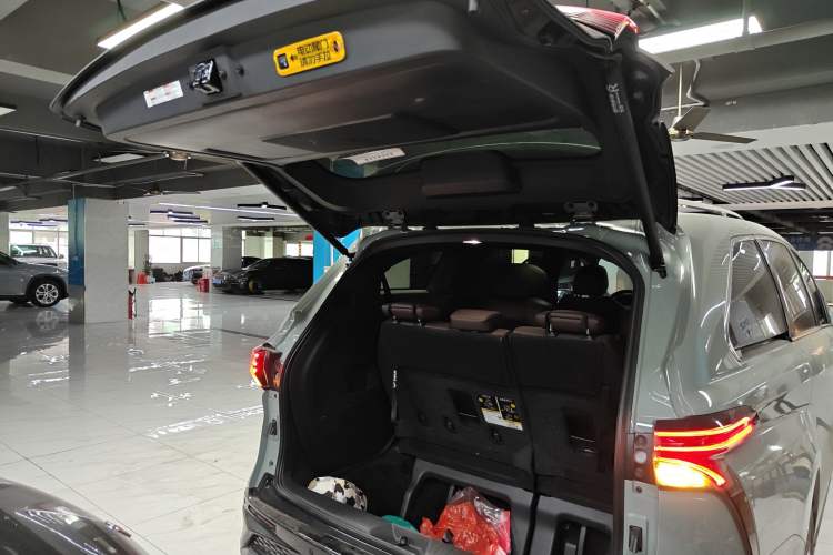 Used Toyota Granvia 2022 2.5L Hybrid Flagship Edition
