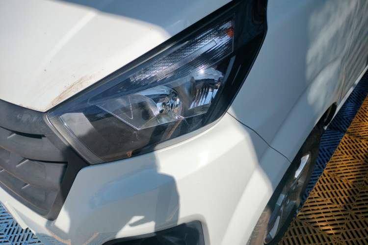 Used Jinbei Gold Hiace 2023 1.5L Passenger Van Travel Lion 9-Seater with Central Air Conditioning