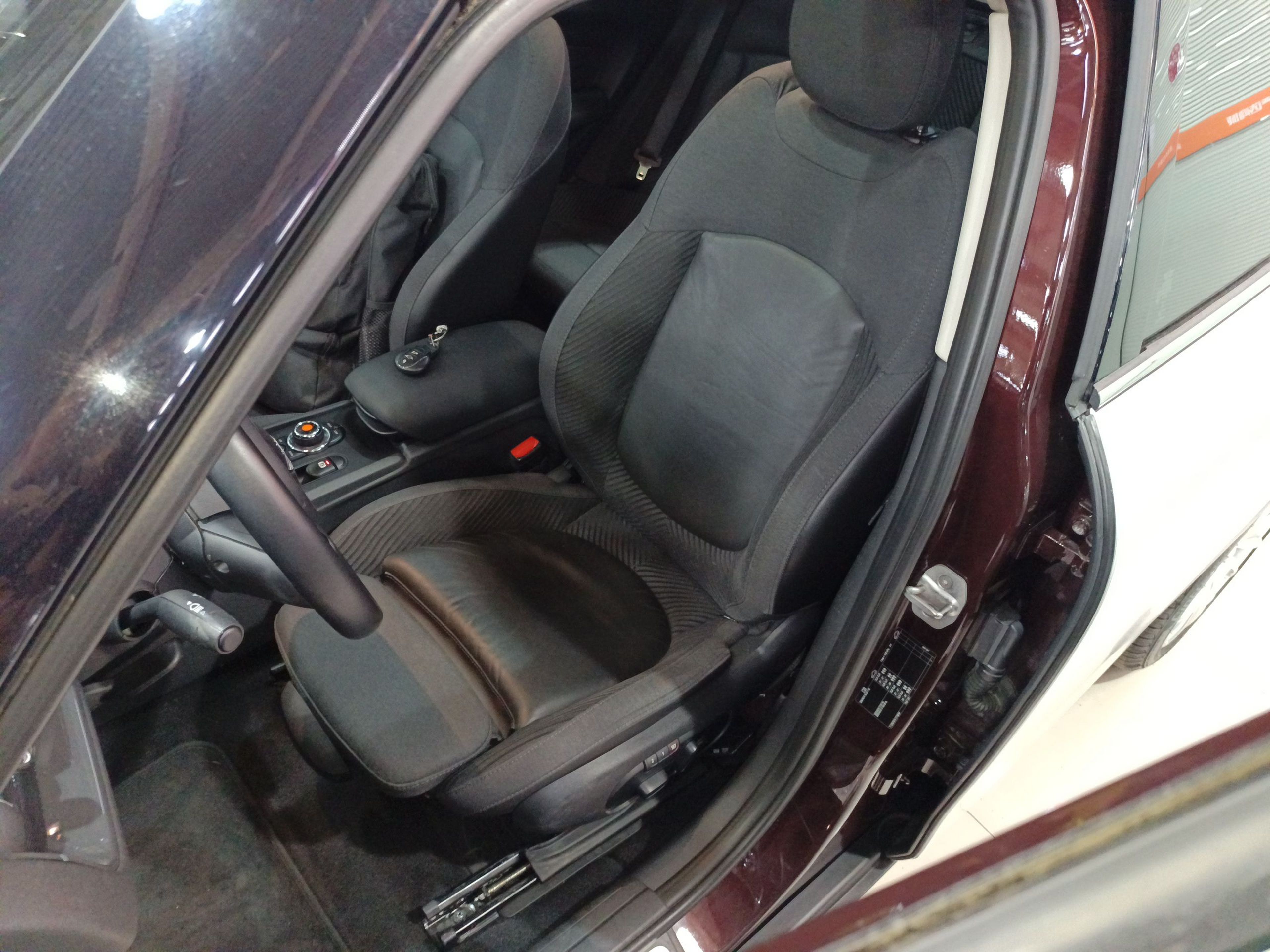 المقاعد الأمامية داخل السيارة