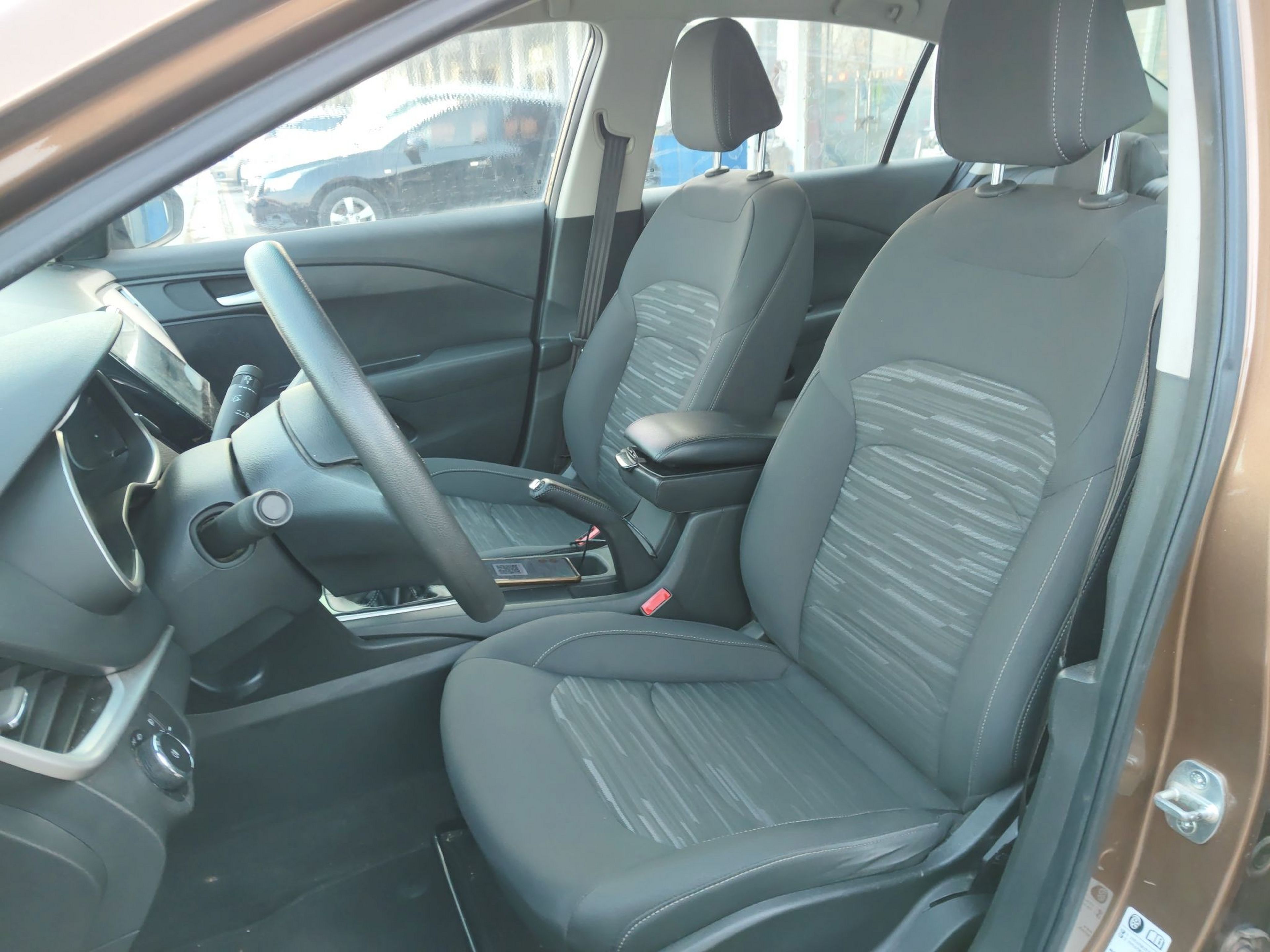 Переднее сиденье в автомобиле