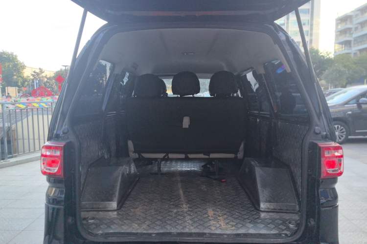 Used FORTHING Lingzhi 2023 M5 1.6L Practical Model 5 Seats
