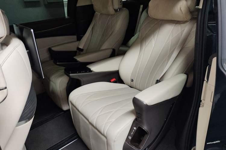 Used Denza D9 2025 DM-i Intelligent Drive 1020 Four-Wheel Drive Flagship Model