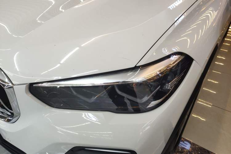 Used BMW X5 2019 xDrive40i Standard 19-inch wheels U.S. specification
