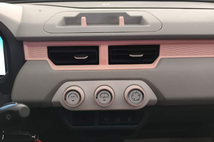 Used Chery QQ Ice Cream 2022 170km Sundae Phosphate Lithium-Ion