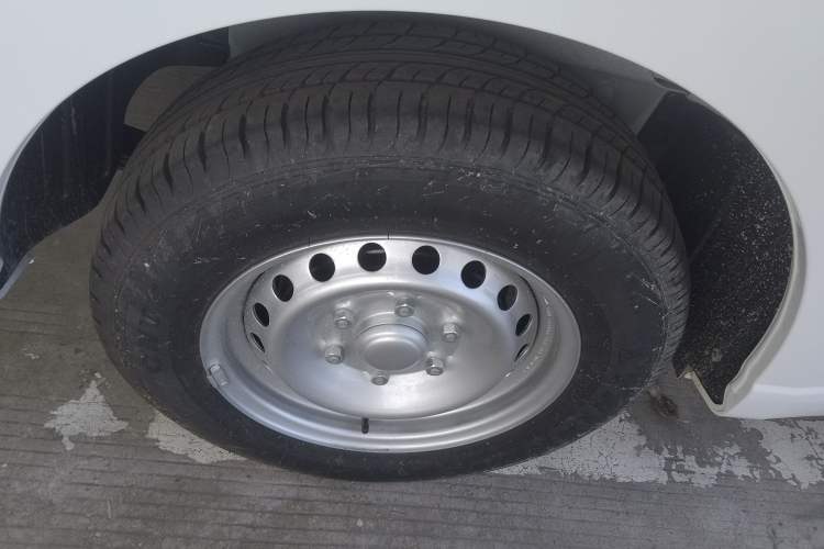 Used Wuling Yangguang 2024 300KM Comfort Version Passenger Van 75kW
