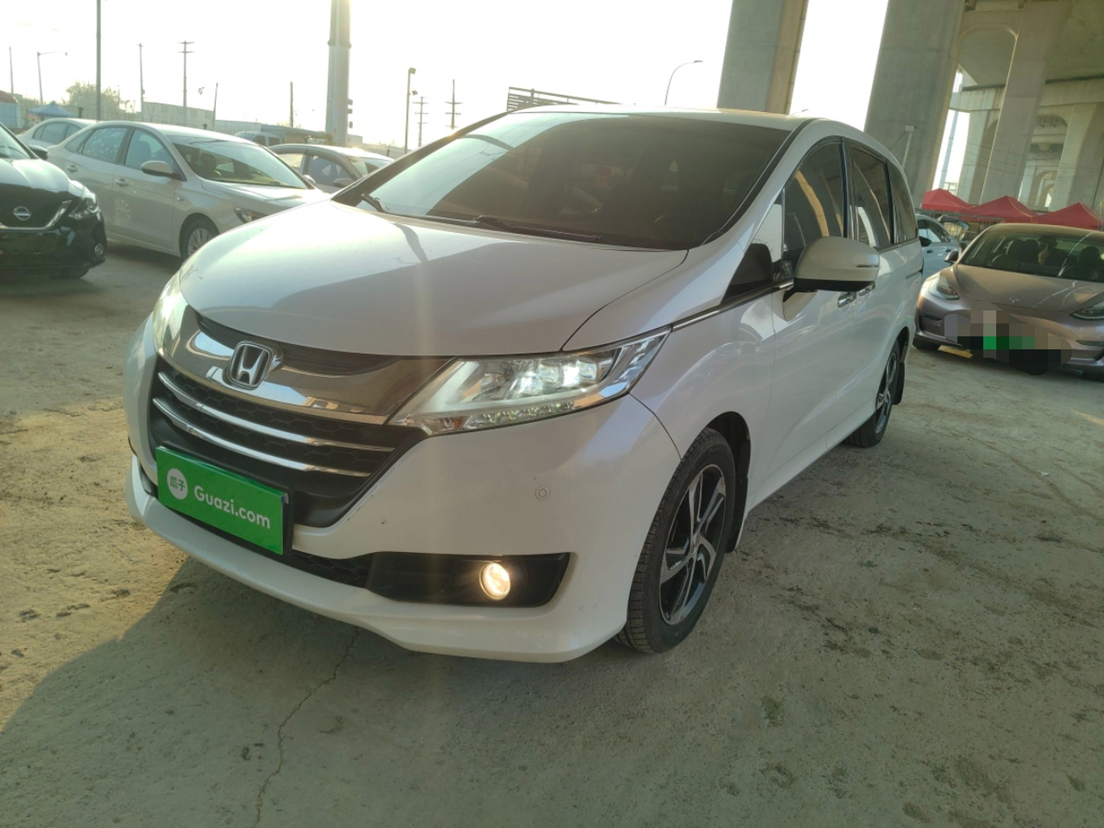 Под передней частью автомобиля