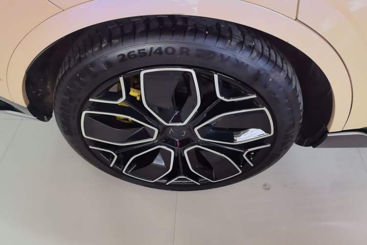 Used  11 2024 630 Rear-Wheel Drive Edition with Three Lasers
