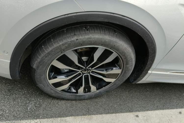 Used Volkswagen Tiguan L 2024 Outstanding Model 330TSI Automatic Two-Wheel Drive R-Line Dragon Glory Edition
