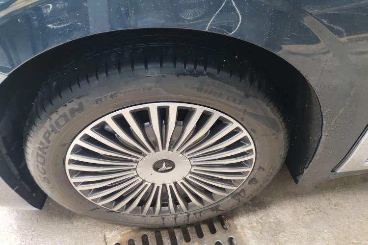 Used VOYAH Dream 2025 PHEV Four-Wheel-Drive Flagship Kunpeng Edition
