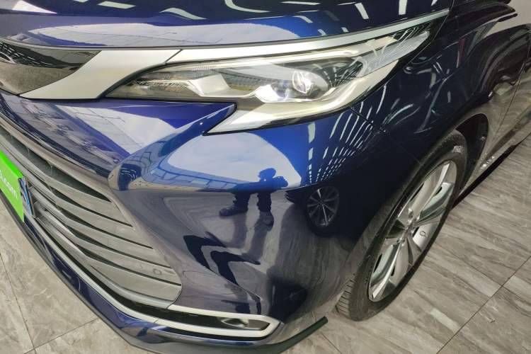 Used Toyota Sienna 2023 2.5L Hybrid Deluxe Edition
