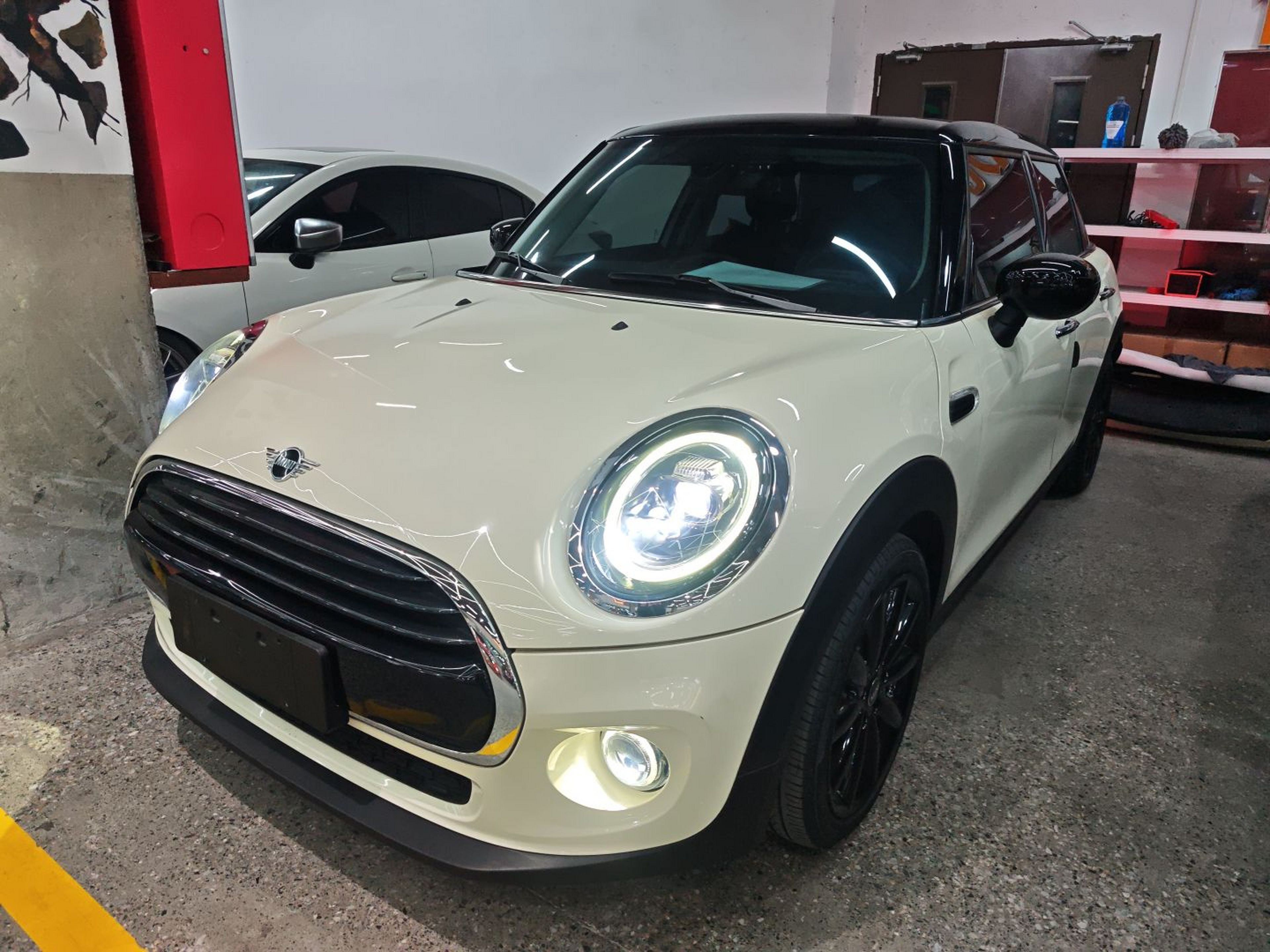 تحت مقدمة السيارة