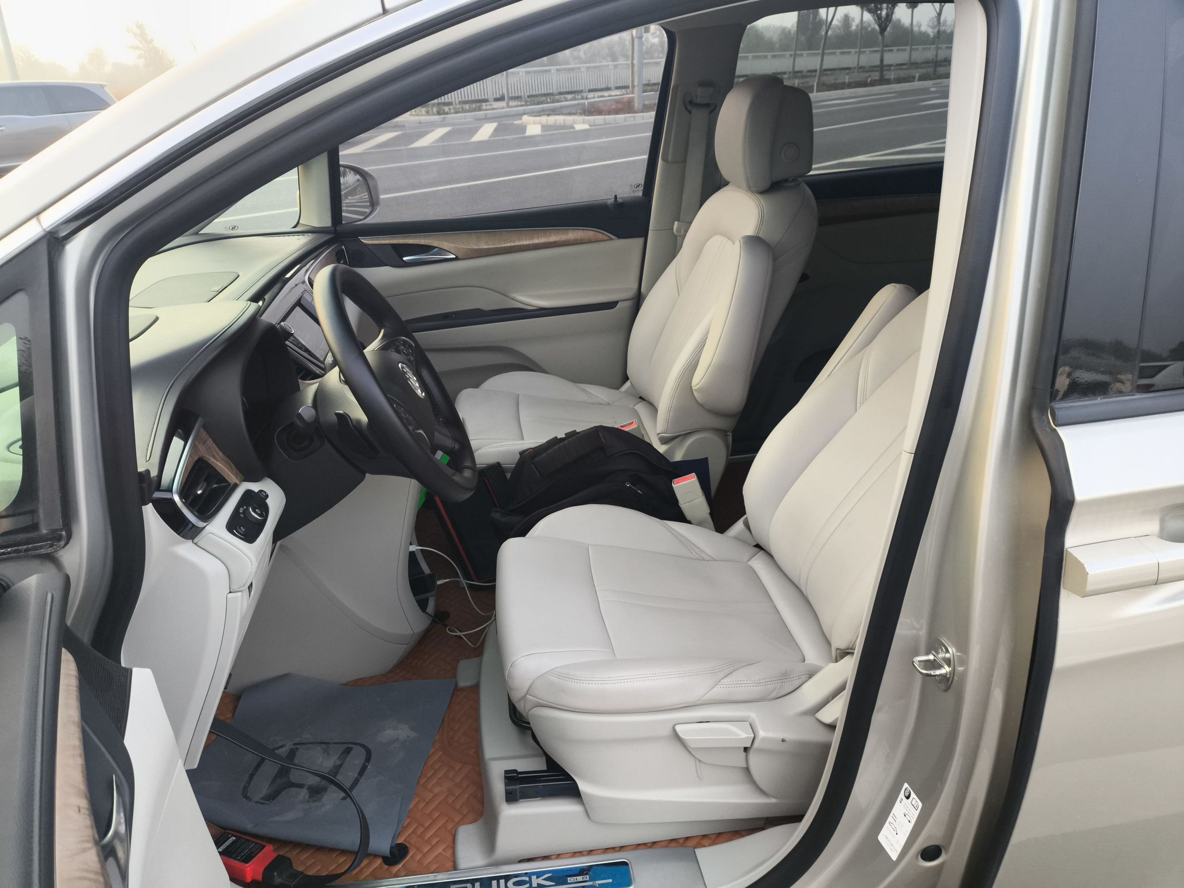 المقاعد الأمامية داخل السيارة