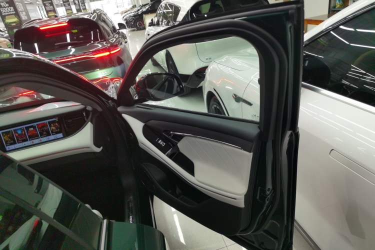 Used VOYAH FREE 2025 318 259 km All-Wheel-Drive Exploration Edition