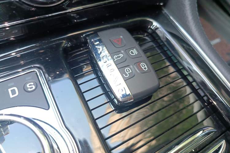 Used Jaguar XJ 2016 XJL 2.0T Two-Wheel-Drive Elegant Business Edition
