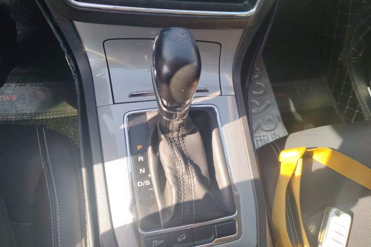 Used Roewe RX5 2016 20T Two-Wheel Drive Automatic Internet Smart Edition
