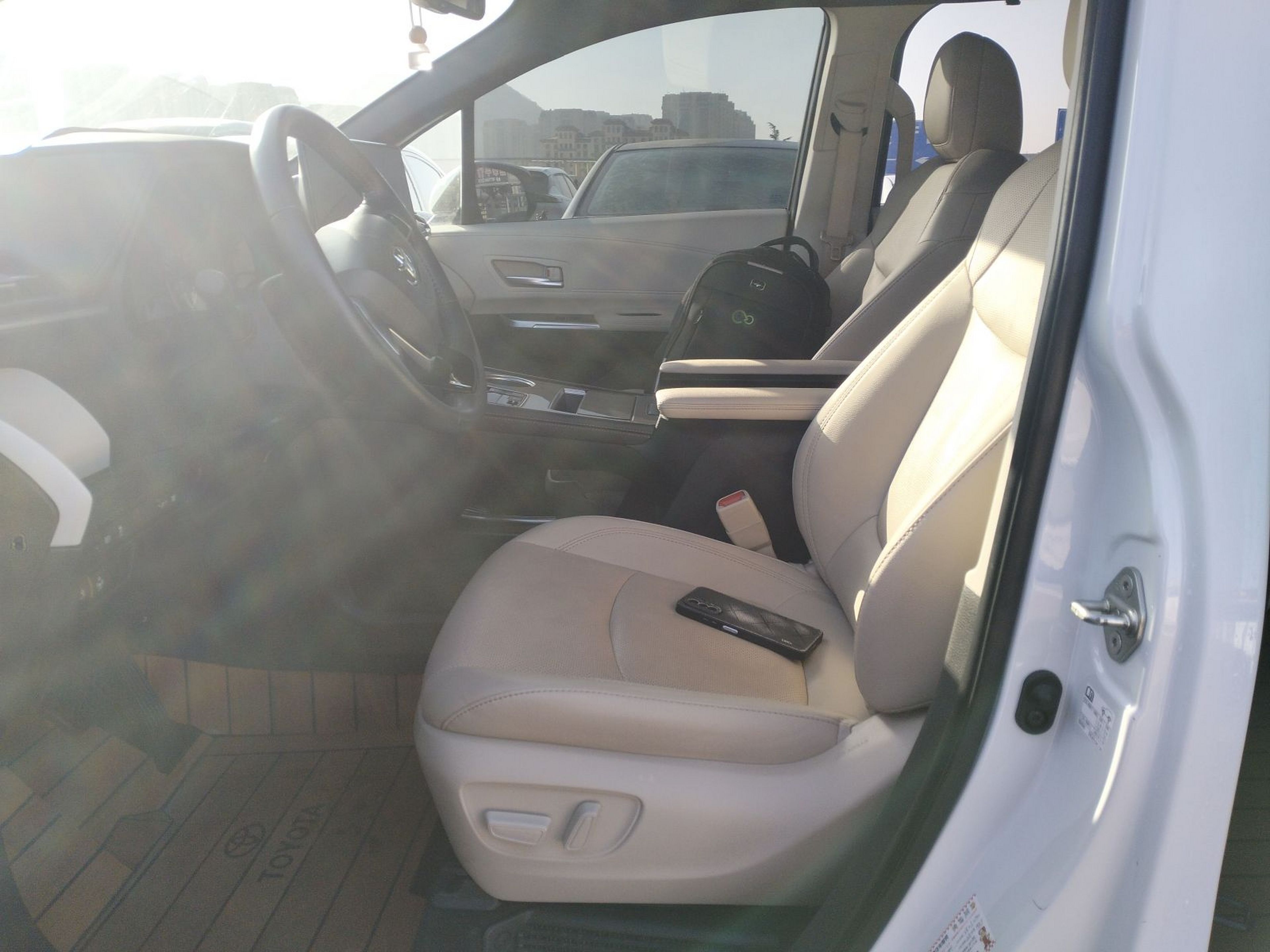 المقاعد الأمامية داخل السيارة