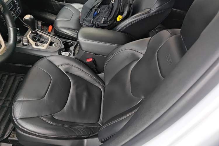 Used  Cherokee 2014 2.4L Luxury Edition
