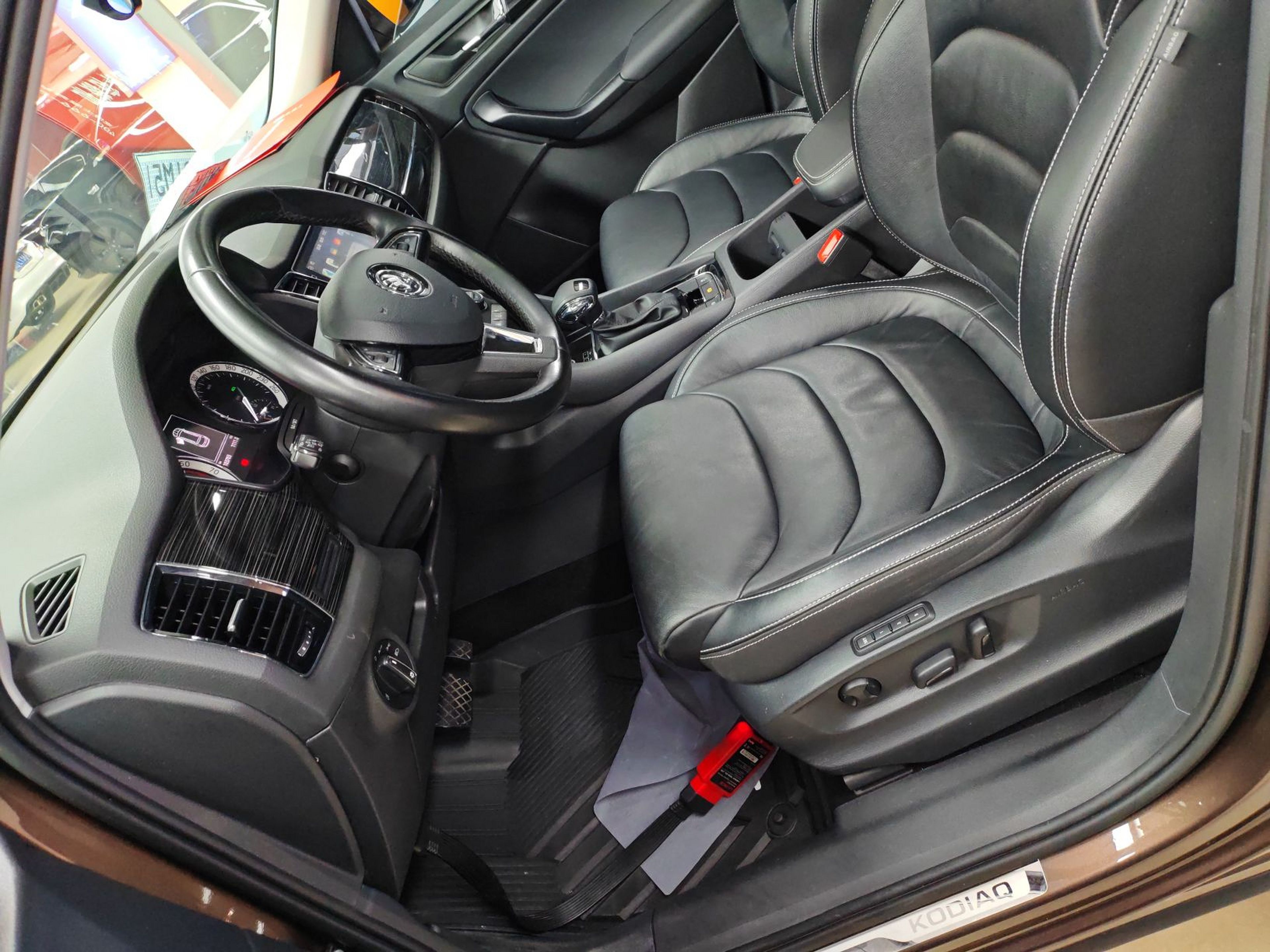 Переднее сиденье в автомобиле